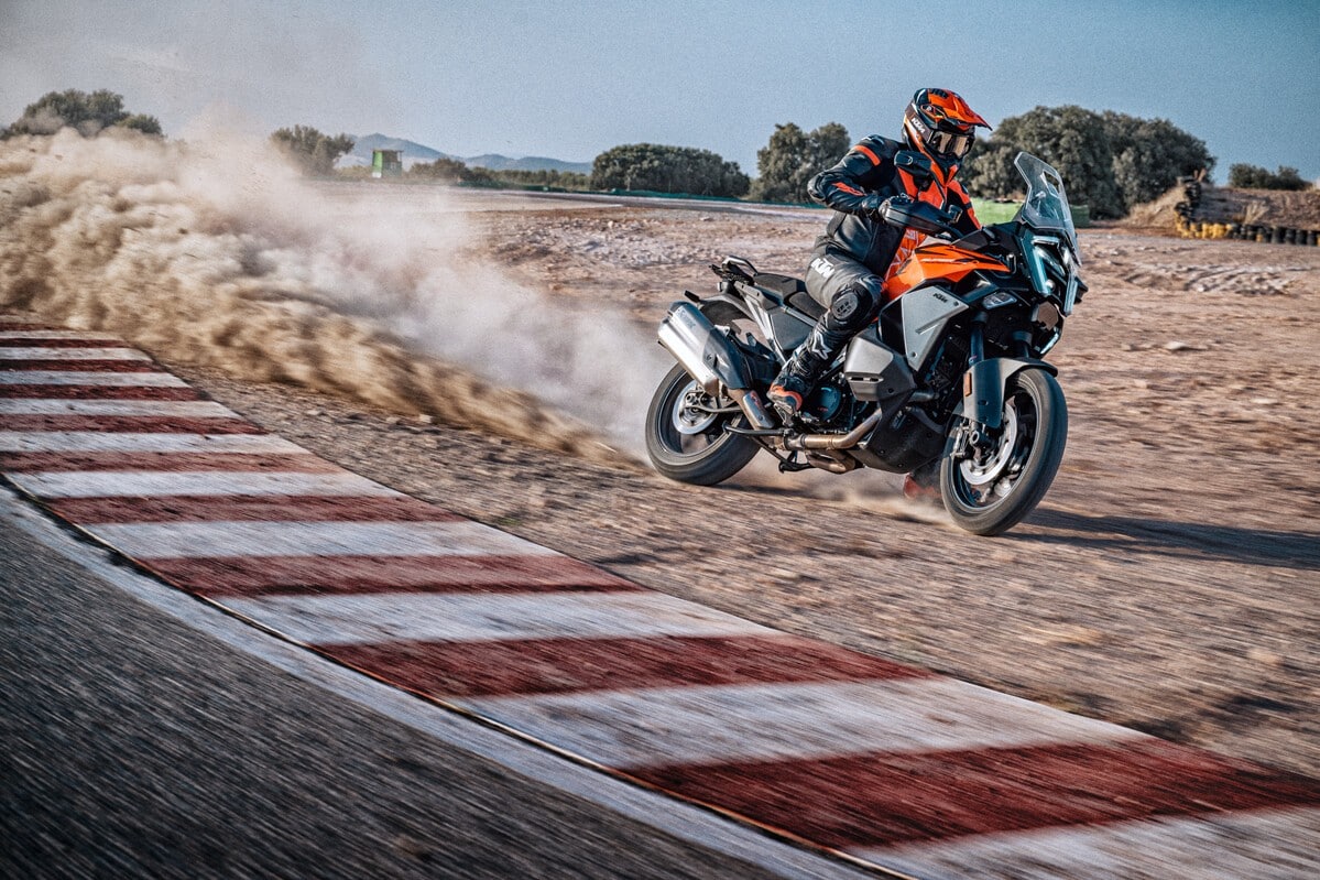 KTM 1390 Super Adventure 2026: arriva la nuova generazione